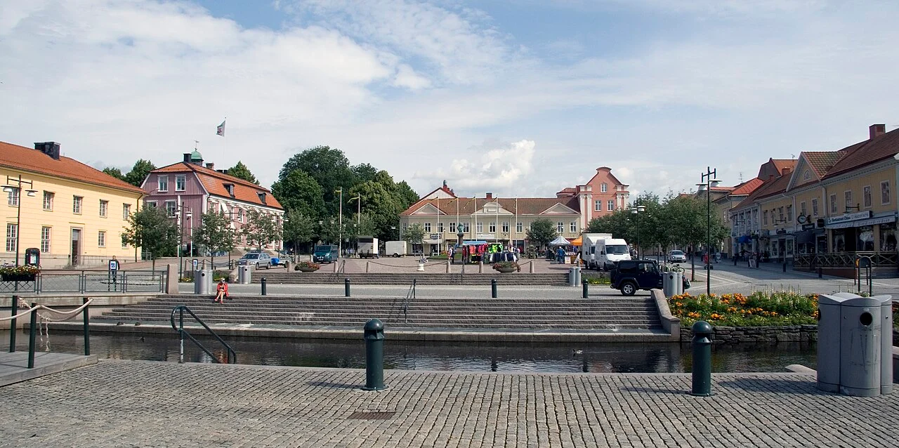 Stora torget i Alingsås med rådhuset och Lillån i förgrunden.