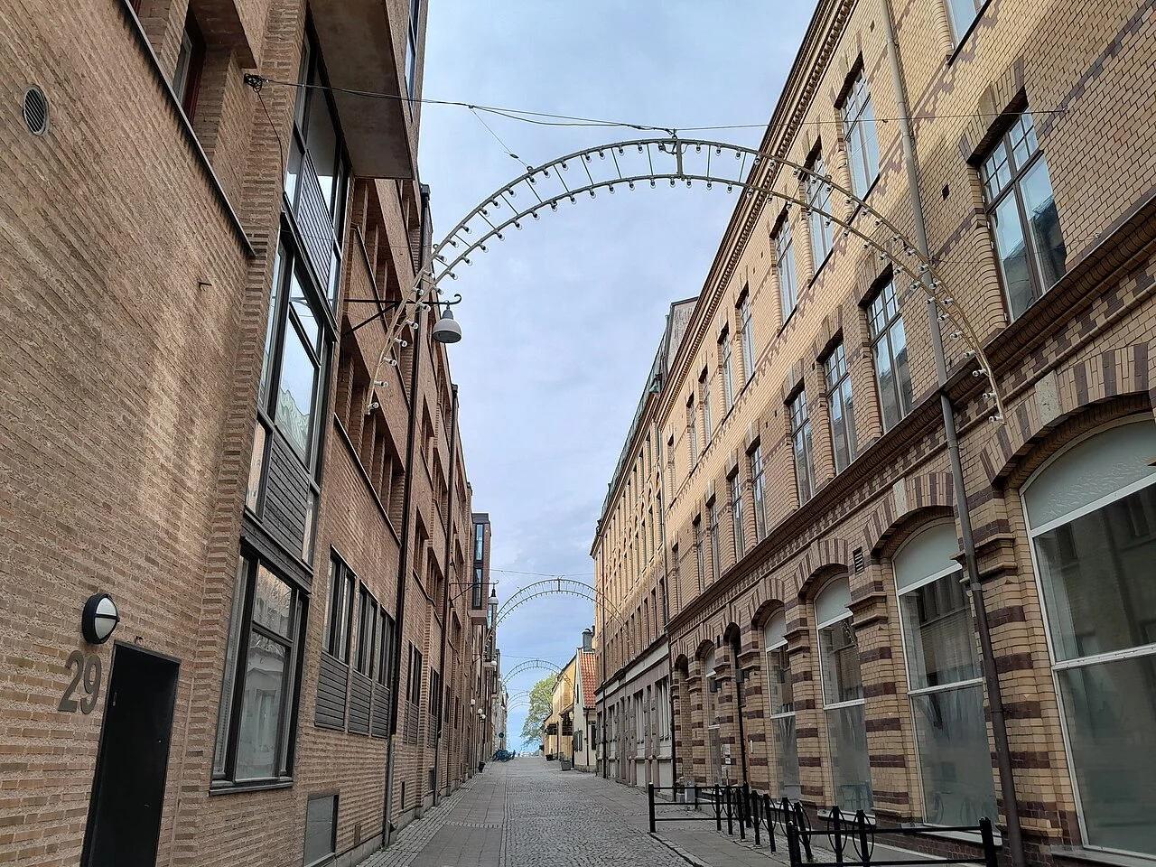 Äldre stadsbebyggelse längs Postgatan i Göteborg.