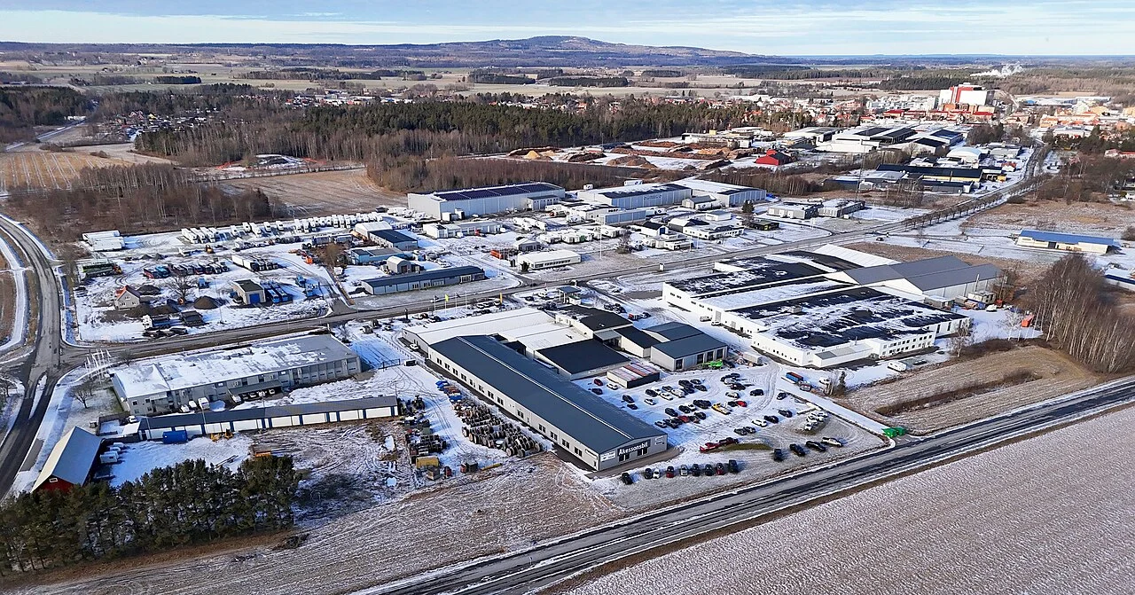 Flygvy över Götene med bebyggelse, vägar och snötäckta marker.