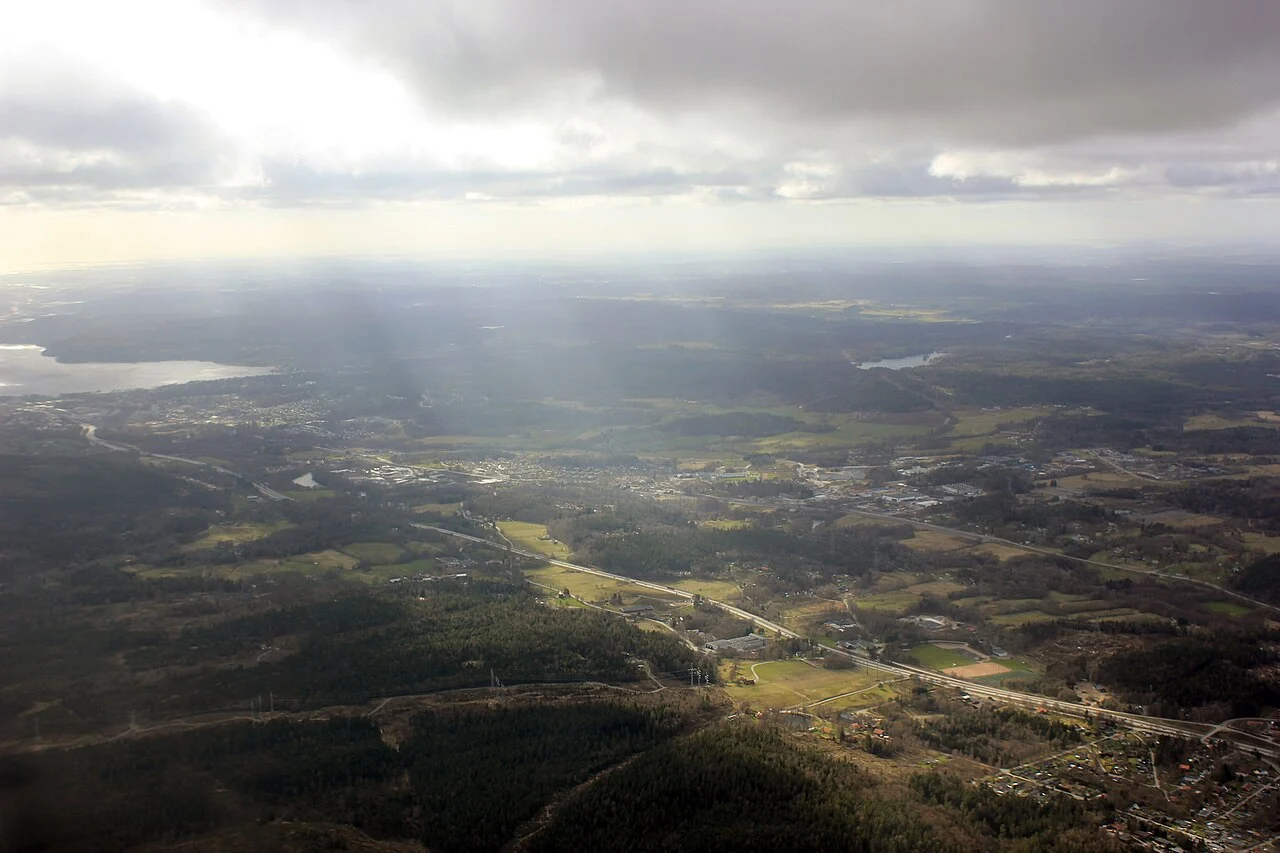 Flygvy över Lerums bebyggelse, vägar och omgivande grönska.