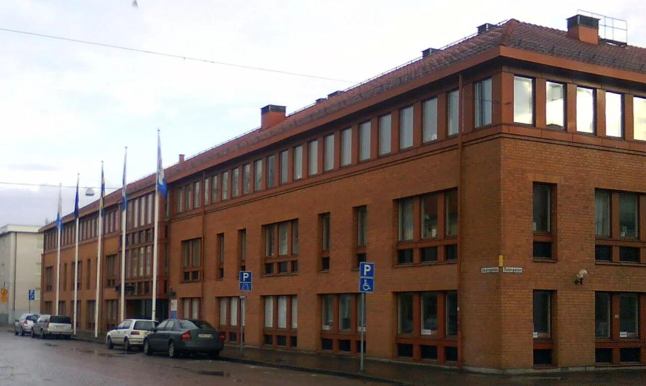 Lidköpings stadshus med tegel- och putsfasad vid en öppen förplats.