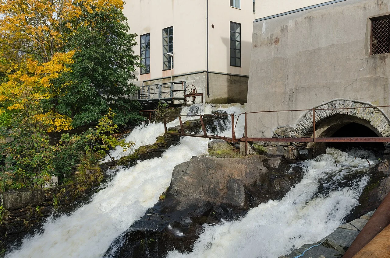 Äldre industribebyggelse vid vattnet i Mölndals kvarnby.