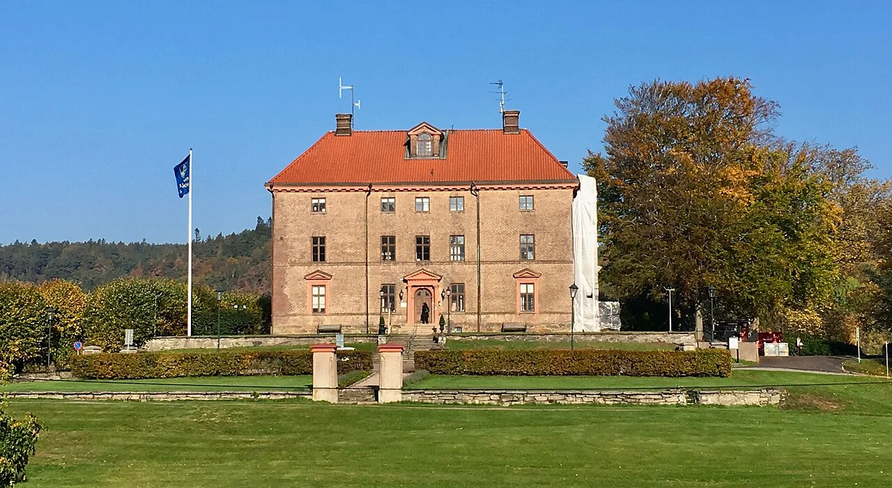 Partille herrgårds ljusa fasad och omgivande park.