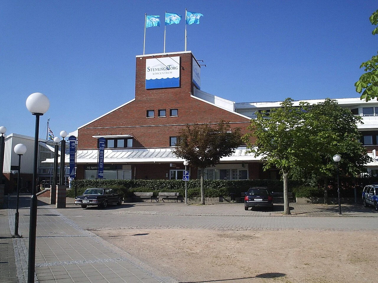 Stenungs torg med butiksbyggnader och gångytor i Stenungsund.