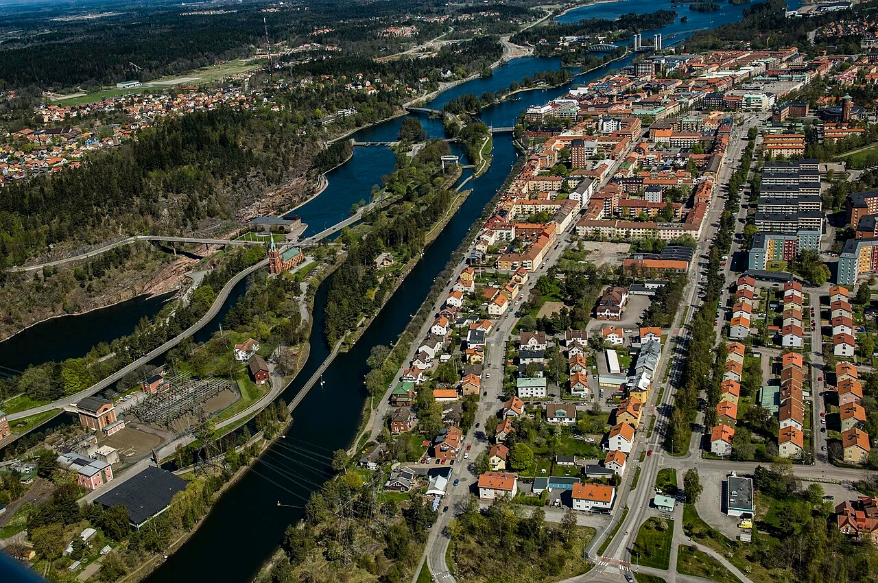 Flygvy över kanal, slussar och grönska i Trollhättan.