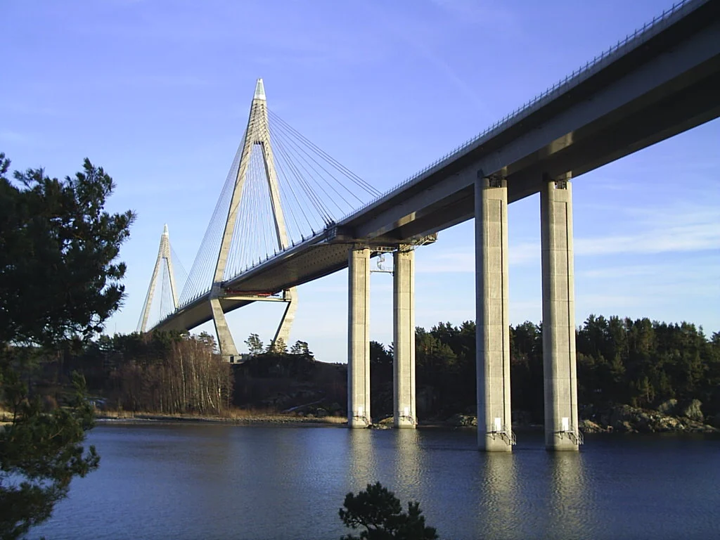 Uddevallabrons pyloner och vägbanor över vattnet.