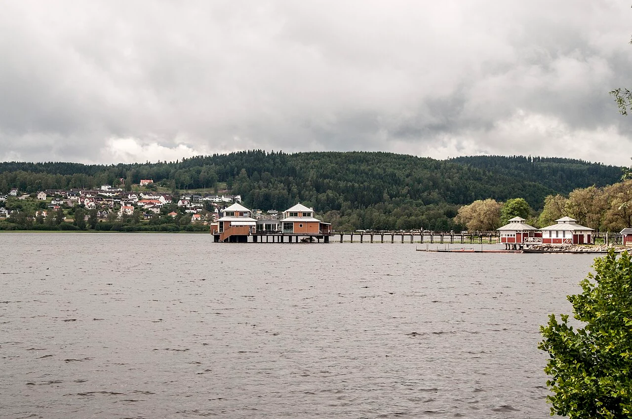 Ulricehamns kallbadhus och gångbrygga över Åsundens vatten.