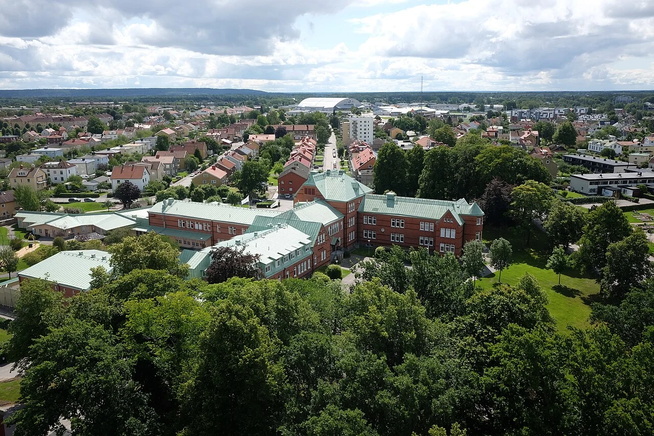 Flygvy över Vänersborg med Vänerskolan och Gyllenheimsgatan.